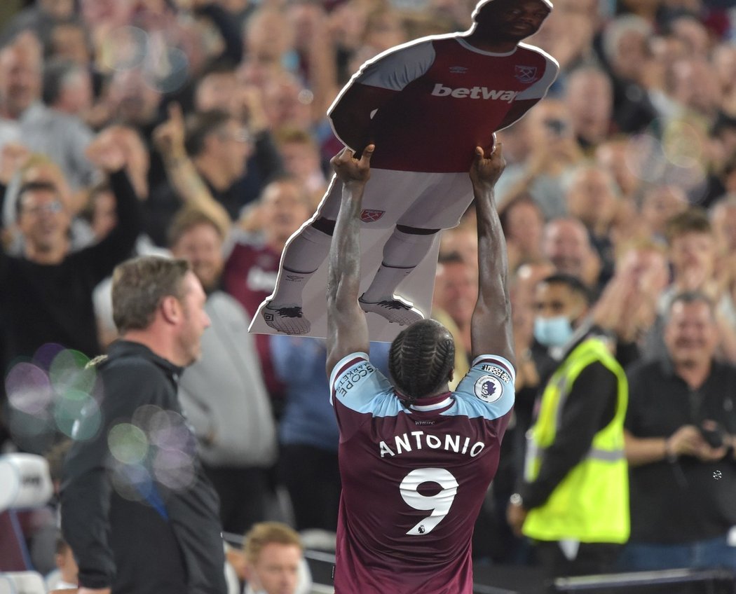 Michail Antonio oslavuje svůj rekordní gól za West Ham, stal se nejlepším střelcem v klubové historii