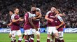 Fotbalisté West Hamu oslavují vstřelenou branku