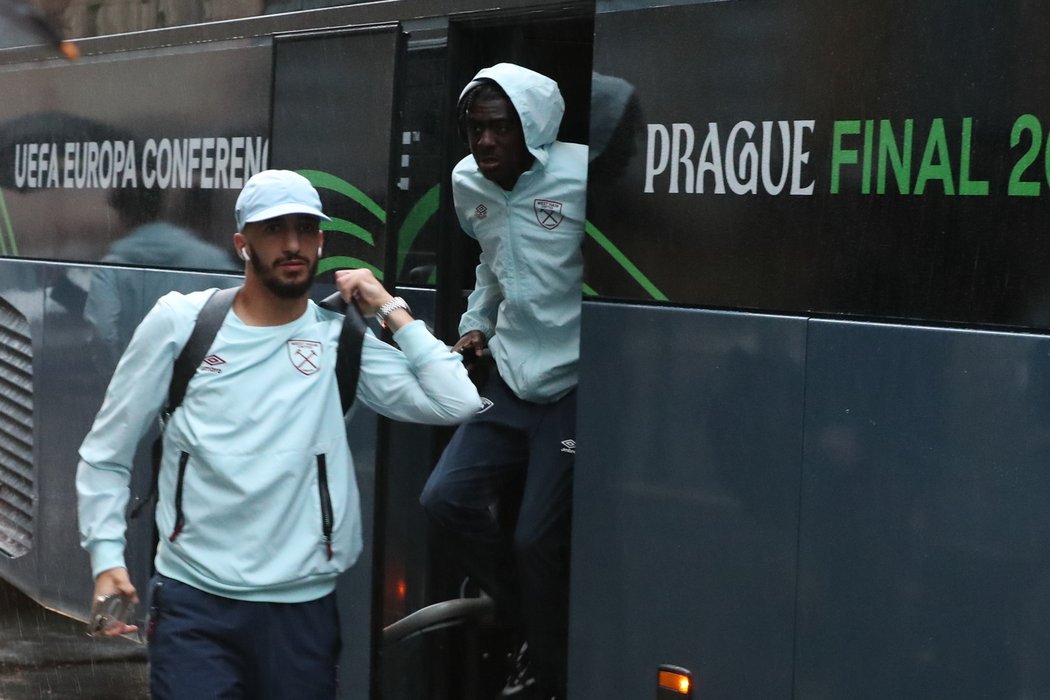 Příjezd hráčů West Hamu do pražského útočiště