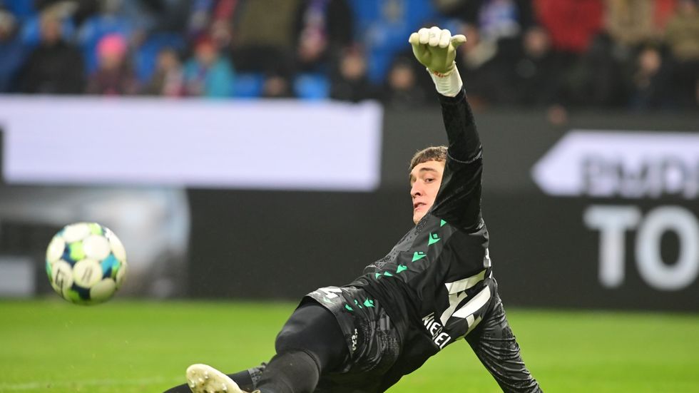 Brankář Plzně Florian Wiegele zasahuje v utkání proti Mladé Boleslavi