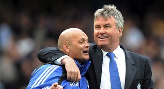 Hiddink jako záskok za Mourinha? Chelsea loví trenéra do léta