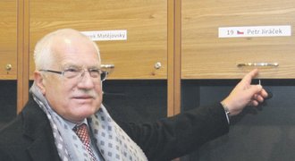 Prezident Klaus pochválil Jiráčka a ve Wroclawi si vyzkoušel střelbu