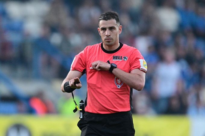 Hrozný výkon! Sudí neviděl Mosesův šílený zákrok ani penaltu, žluté byly jen pro někoho Hrozný výkon! Sudí neviděl Mosesův šílený zákrok ani penaltu, žluté byly jen pro někoho