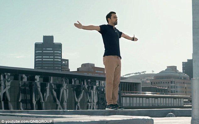 Španělský fotbalista Xavi září v akční reklamě pro katarskou banku.
