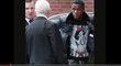 Talentovaný fotbalista Wilfried Zaha přišel na zdravotní testy v Manchesteru United v tričku s fotkou někdejší milenky Ryana Giggse. Média byla v šoku.