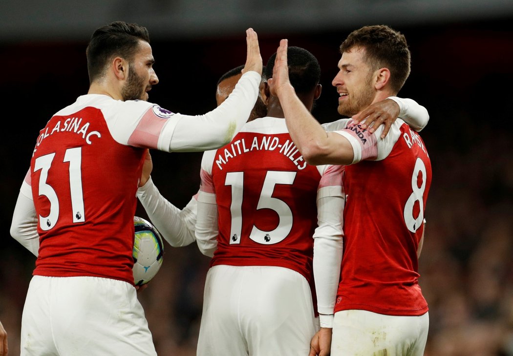 Fotbalisté Arsenalu oslavují gól do sítě Newcastlu