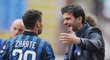 Argentinec Zarate dostává pokyny od nového kouče Interu Andrea Stramaccioniho