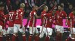 Fotbalisté Bayernu slaví gól do sítě Lipska
