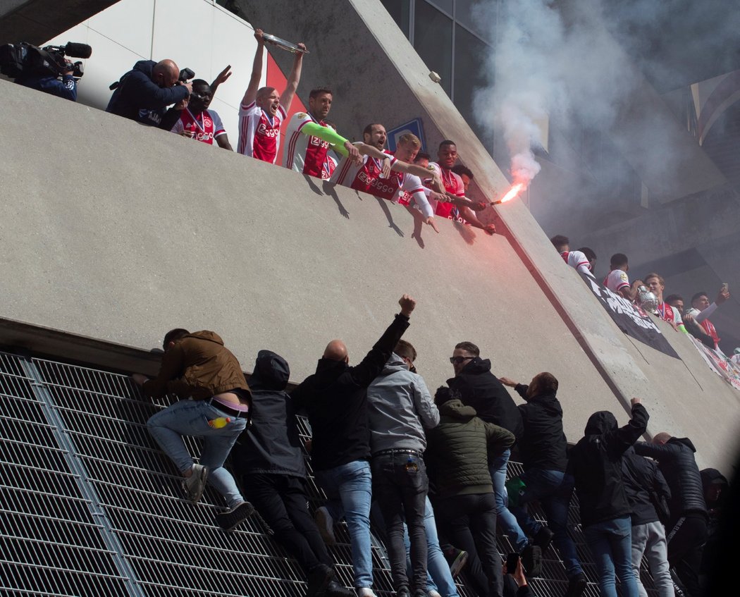 Fotbalisté Ajaxu slaví zisk nizozemského titulu s fanoušky