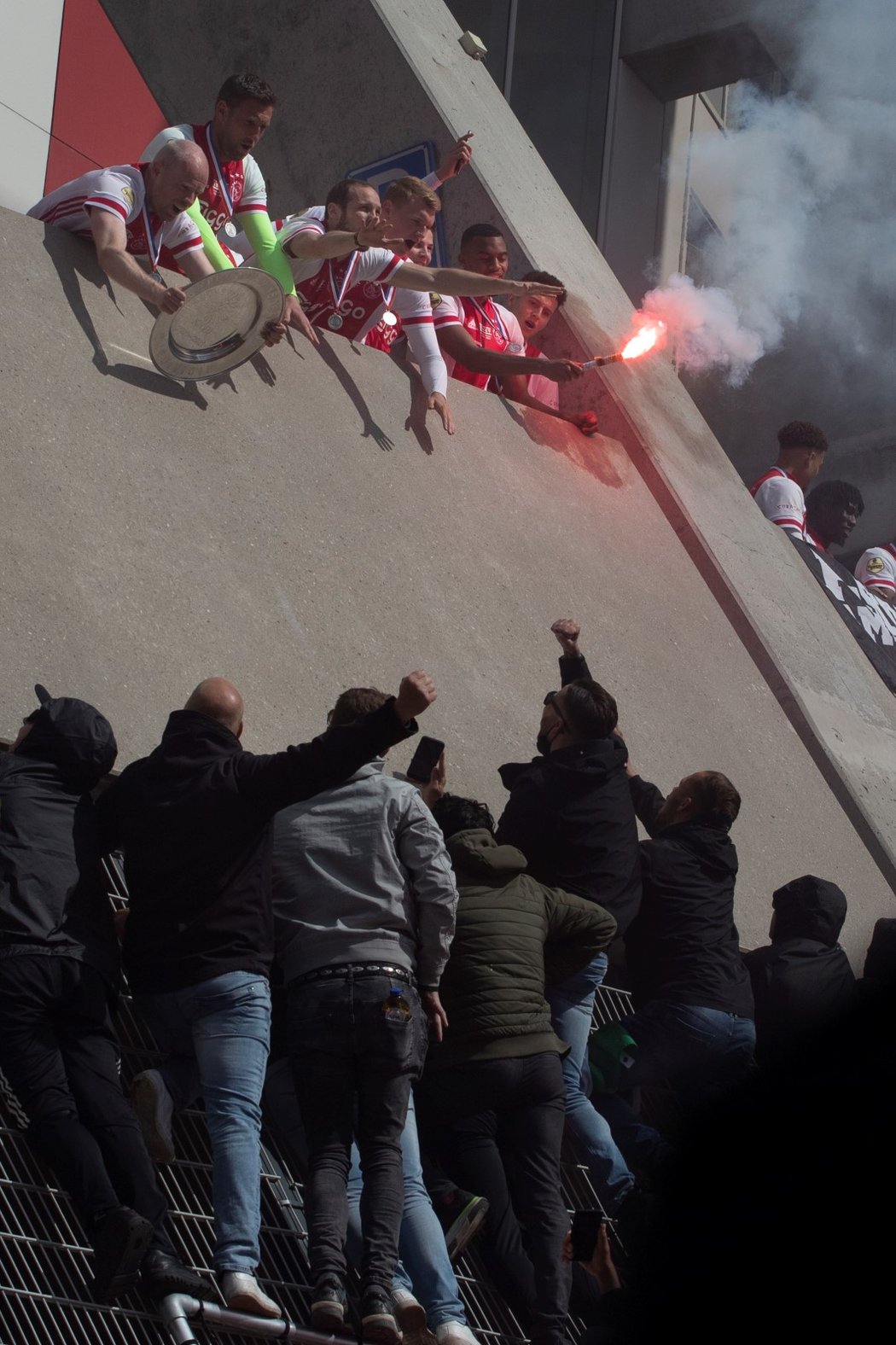 Fotbalisté Ajaxu slaví zisk nizozemského titulu s fanoušky