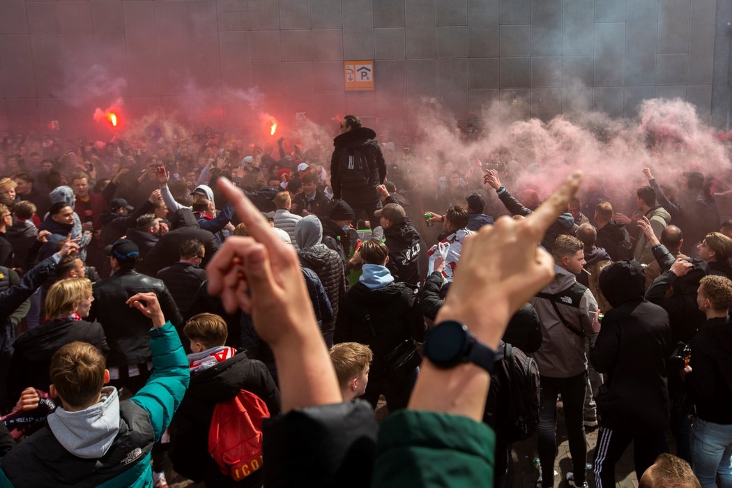 Velké oslavy nizozemského titulu před stadionem Ajaxu