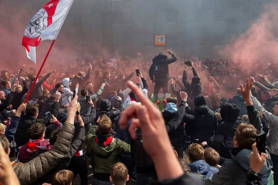 Velké oslavy nizozemského titulu před stadionem Ajaxu