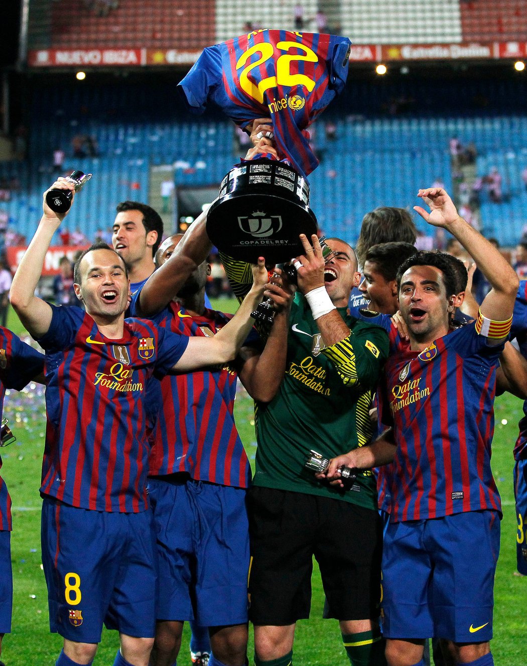 Hráči Barcelony se mazlili s pohárem