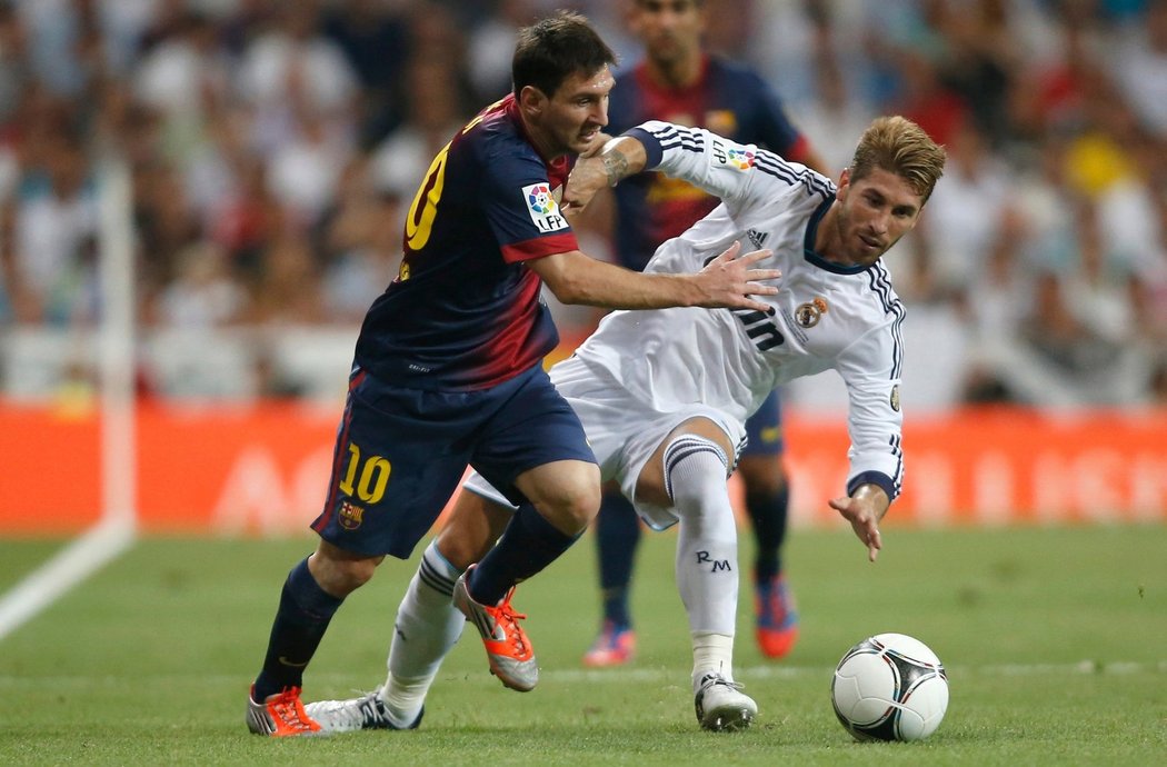 Sergio Ramos se snaží zastavit Messiho