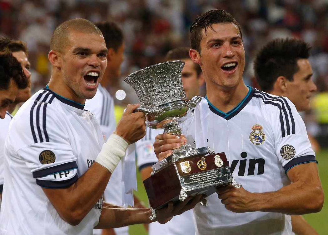 Portugalci Ronaldo a Pepe se radují ze zisku španělského Superpoháru