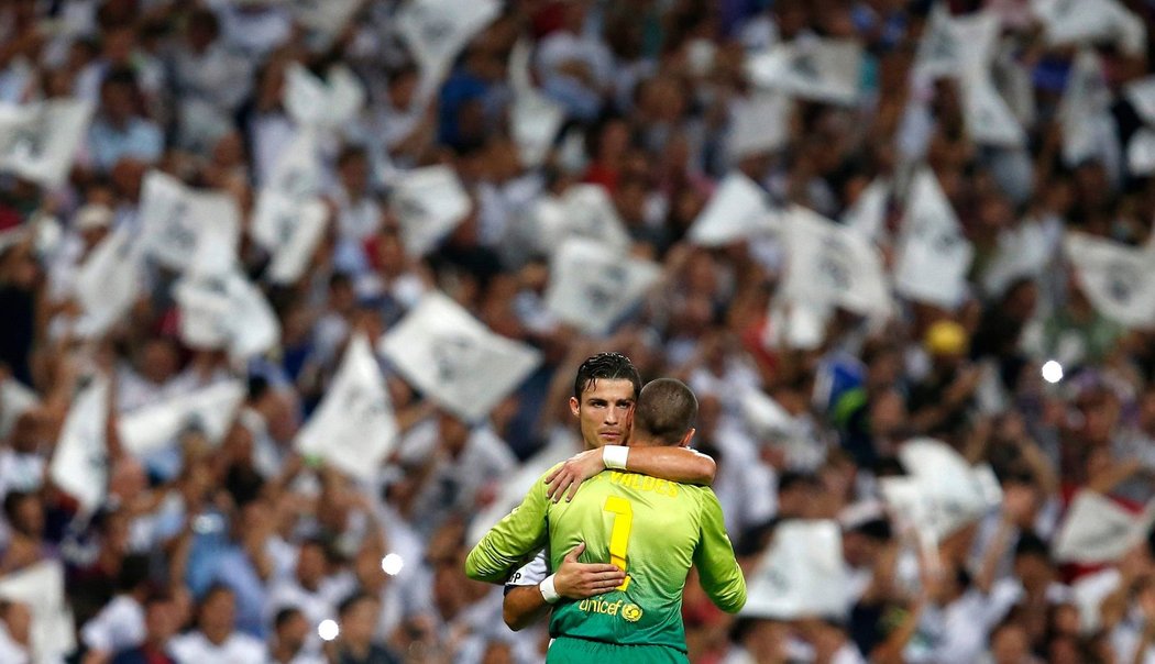 Ronaldo se po zápase objímá s brankářem Barcelony Valdes