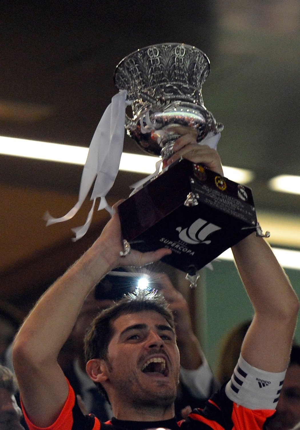 Iker Casillas přidává do své nespočetné sbírky pohárů další trofej