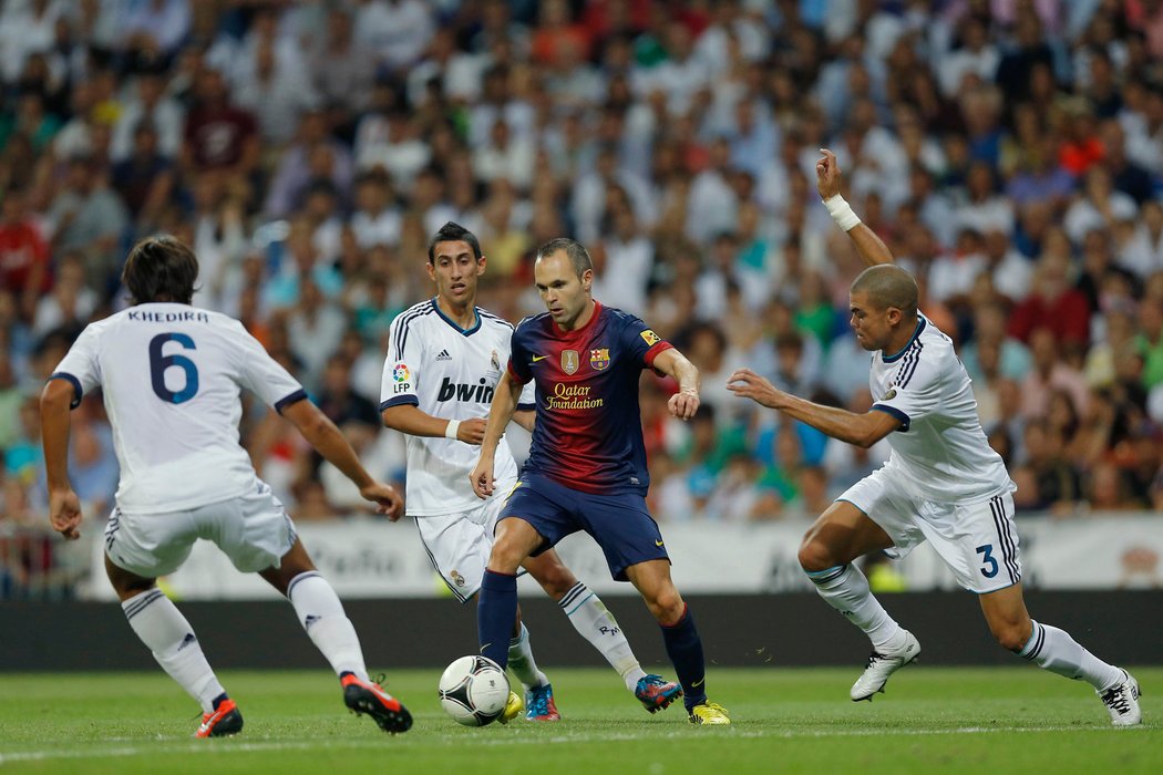 Španěl Iniesta z Barcelony je v obležení hráčů Realu