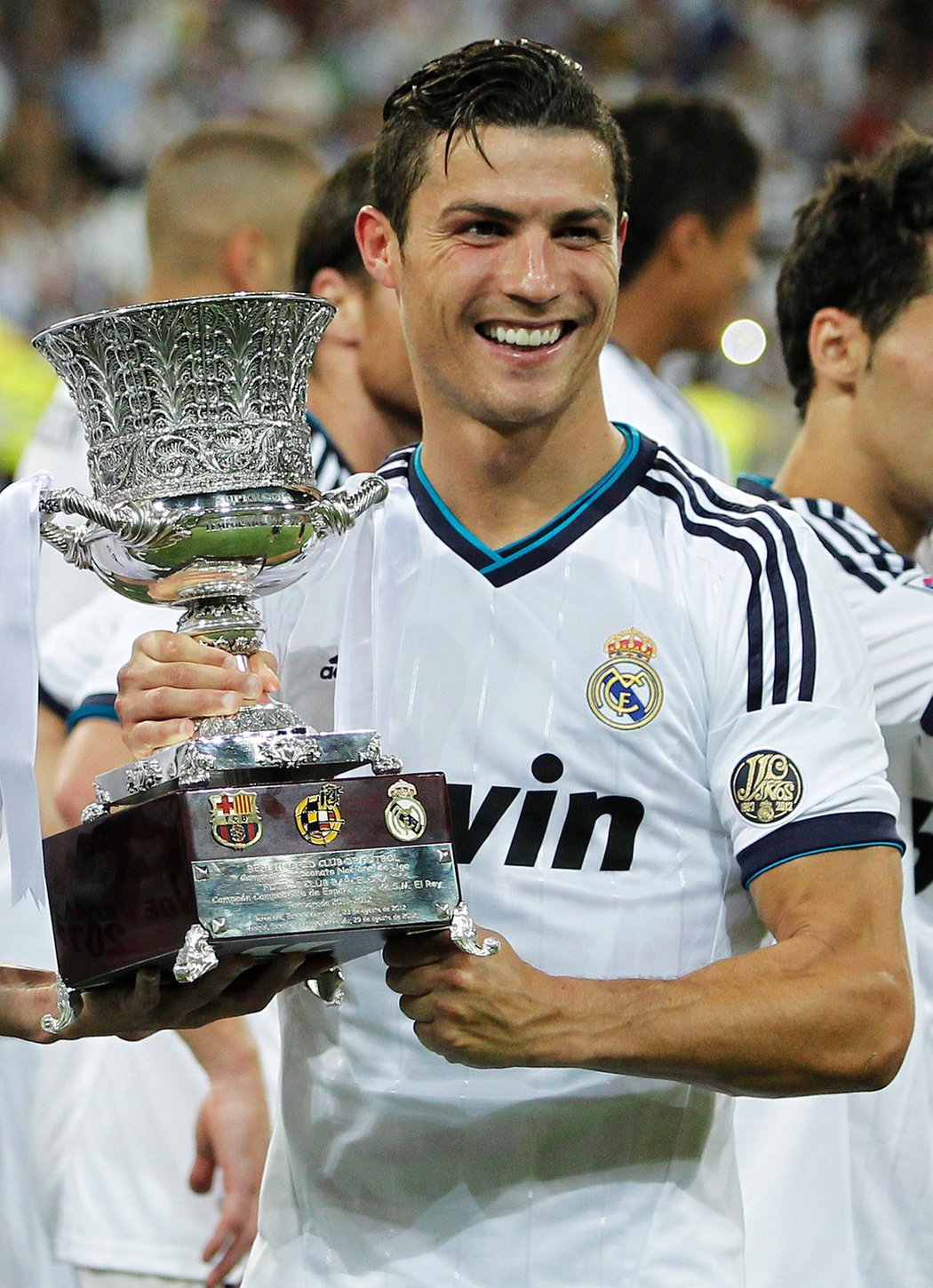 Portugalec Cristiano Ronaldo s trofejí španělského Superpoháru