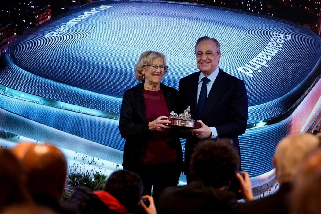 Šéf Realu Florentino Pérez a starostka Madridu Manuela Carmena