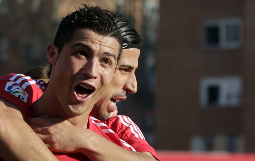 Cristiano Ronaldo se raduje se spoluhráči z branky