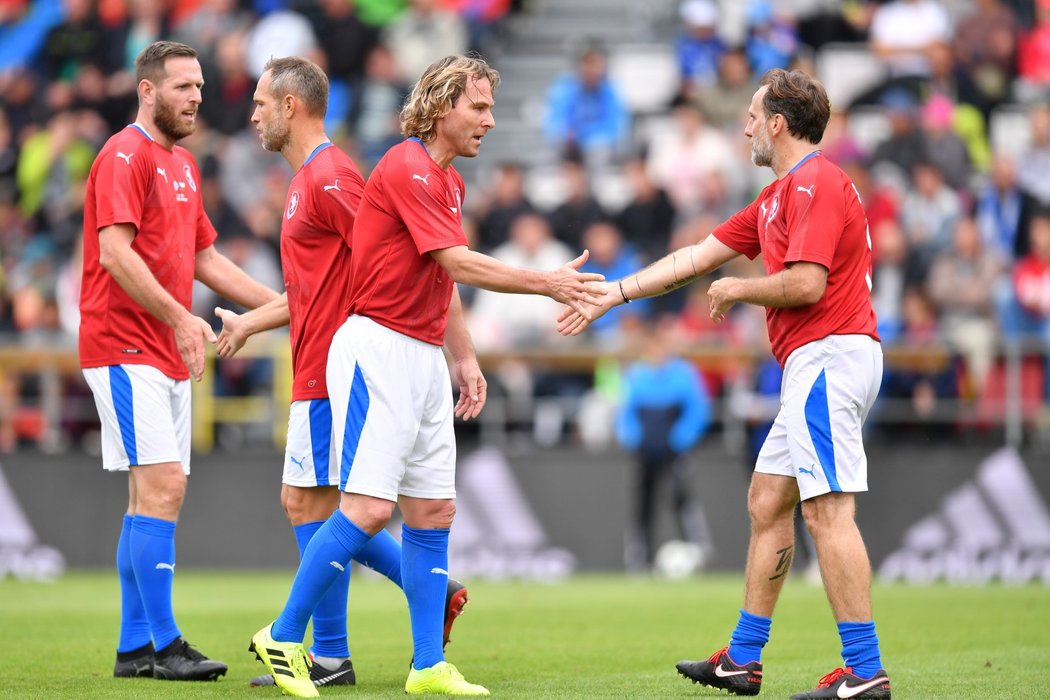 Pavel Nedvěd si plácá s Karlem Poborským v utkání legend proti Olomouci