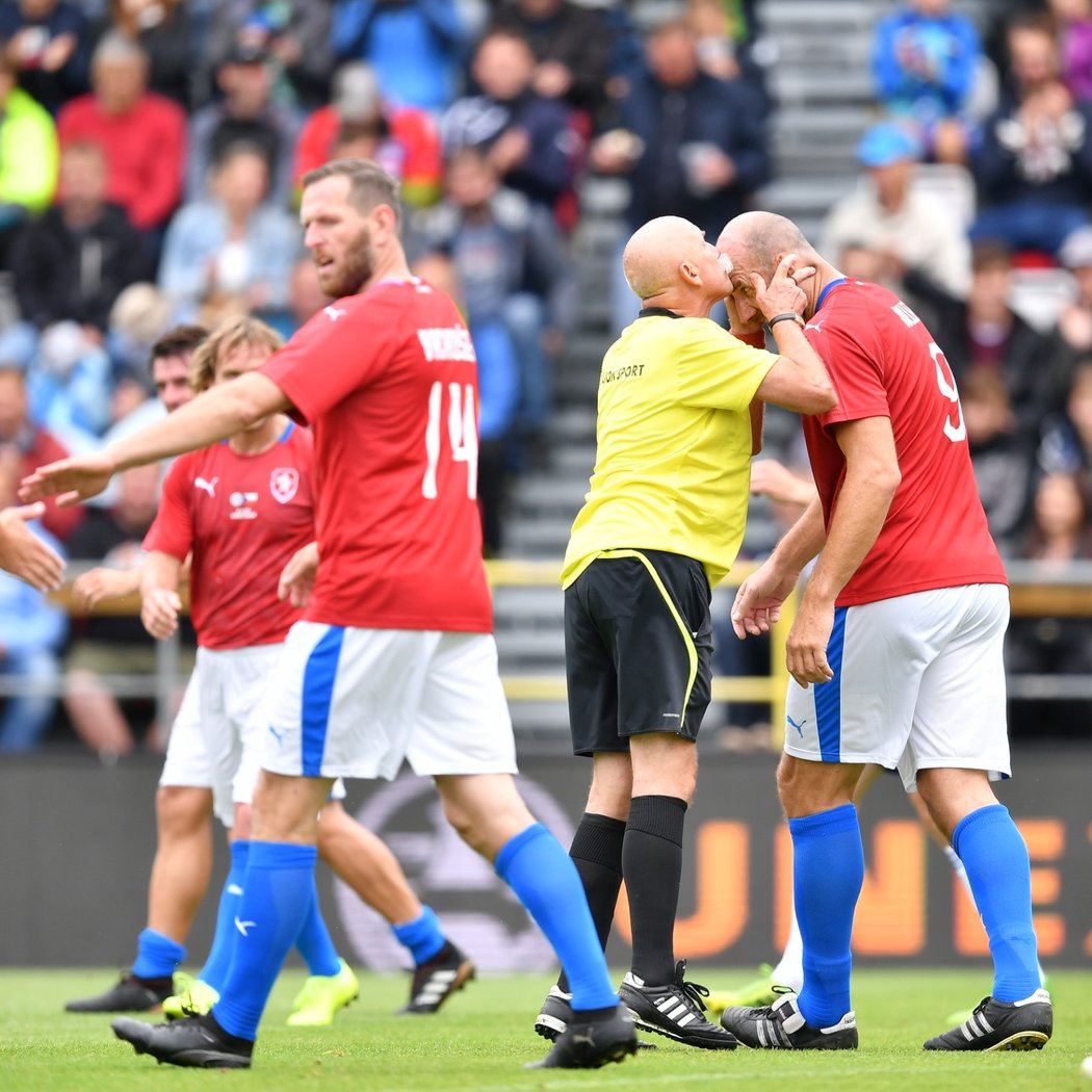 Bývalý sudí Pavlín Jirků s Janem Kollerem během Utkání legend v Olomouci