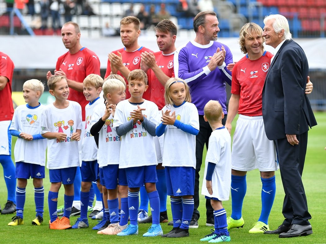 Tým legend české reprezentace před zápasem s týmem legend Olomouce.