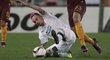 Plzeňský záložník Martin Zeman se snaží udržet míč v utkání s AS Řím