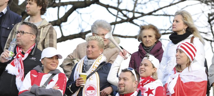 Fanoušci na ženském derby Sparta - Slavia. Jde to i bez pyrotechniky...