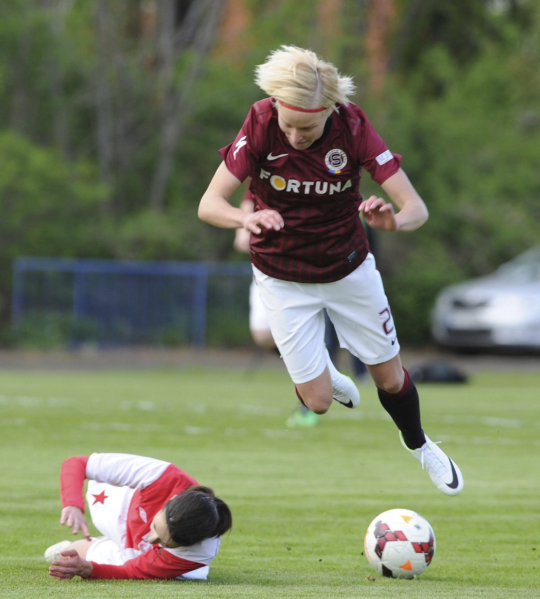 Souboj mezi Spartou a Slavií je vždycky na ostří nože: Adéla Pivoňková padá po zákroku Jany Tomáškové. Sparťanky proti favoritkám ze Slavie vydolovaly bod a z druhého místa na ně ztrácí čtyři body...