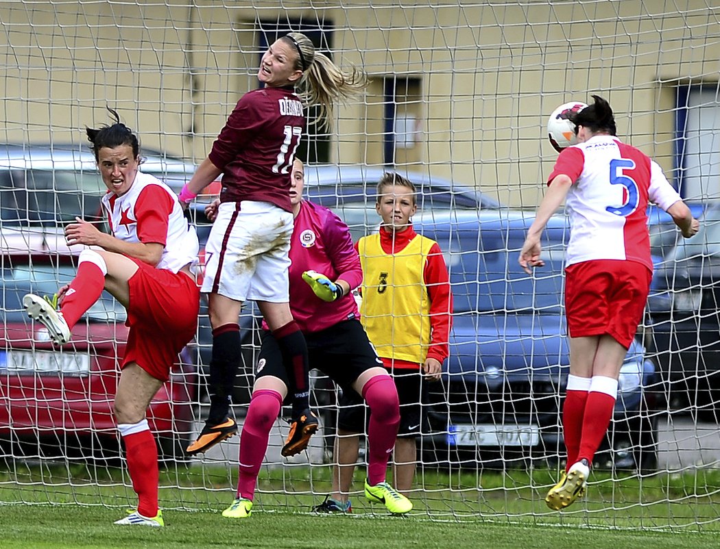 Veronika Pincová překonává brankářku Sparty Sáru Vršatovou a srovnává v derby na 2:2