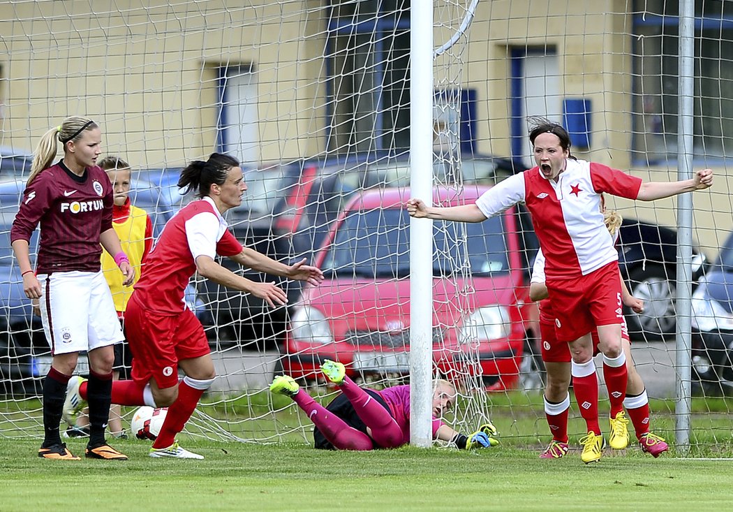 Slávistka Veronika Pincová (vpravo) se raduje z gólu na 2:2 v derby se Spartou