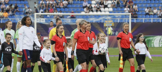 Hlavní rozhodčí Jana Adámková z Česka vede oba týmy na hřiště