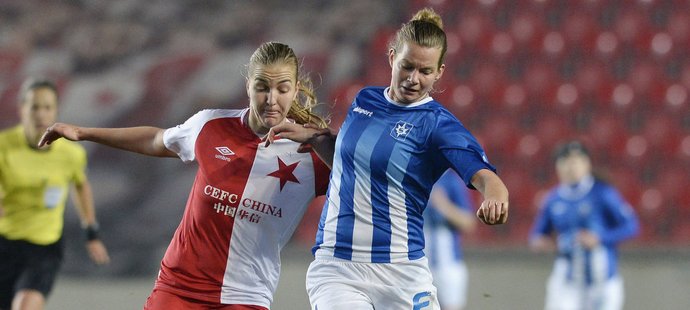 Tereza Kožárová ze Slavie a Kim Dolstraová ze Stjarnanu v odvetě osmifinále Ligy mistryň