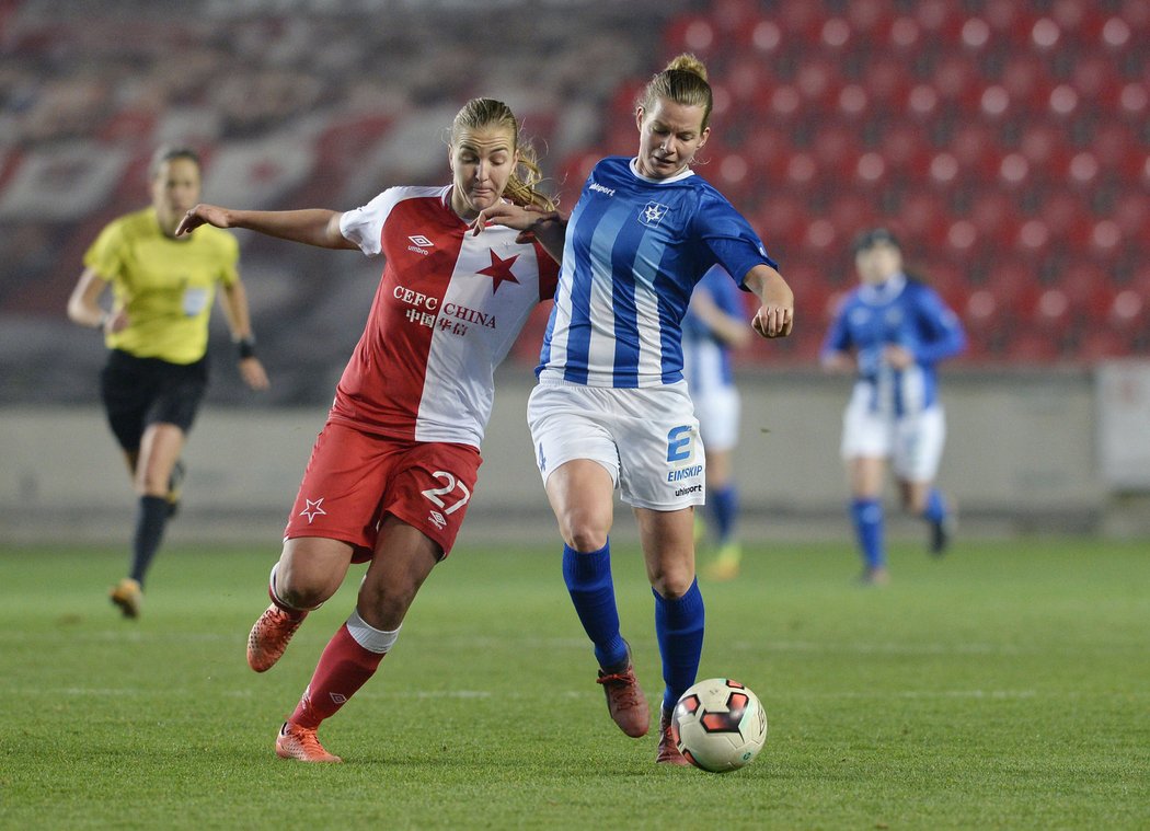 Tereza Kožárová ze Slavie a Kim Dolstraová ze Stjarnanu v odvetě osmifinále Ligy mistryň