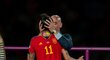 Předseda španělského fotbalového svazu (RFEF) Luis Rubiales líbá mistryni světa Jenni Hermosovou