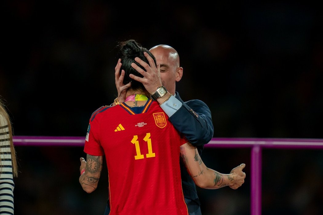 předseda španělského fotbalového svazu (RFEF) Luis Rubiales líbá mistryni světa Jennifer Hermosovou