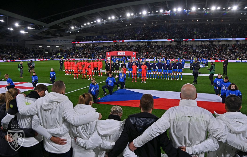 České reprezentantky senzačně remizovaly v Anglii, na utkání dorazilo přes 20 tisíc diváků