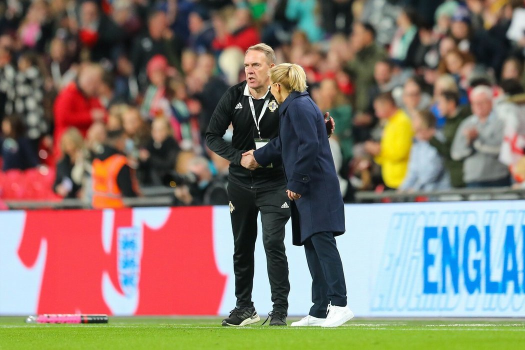 Severoirský kouč Kenny Shiels se zdraví s anglickou trenérkou Sarinou Wiegmanovou před zápasem v roce 2021