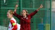 Lucie Martínková se raduje z gólu v derby, smutně přihlíží kapitánka Slavie Blanka Pěničková