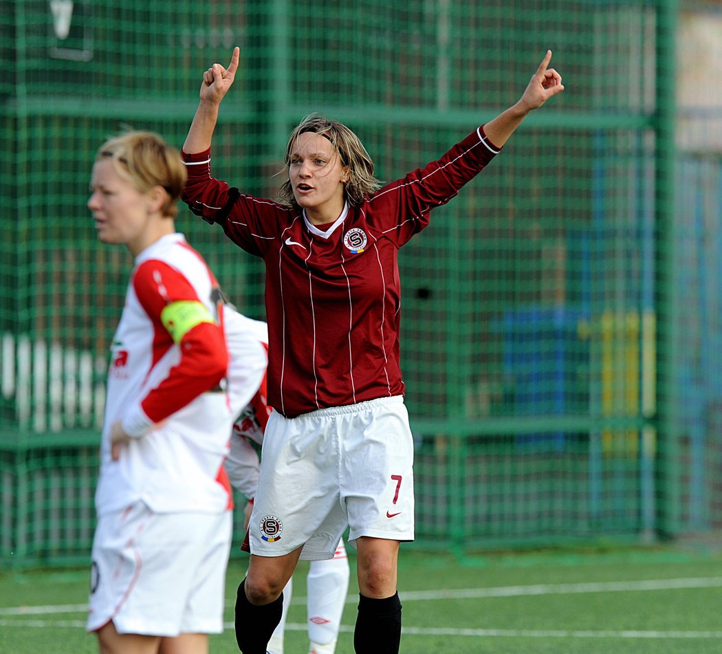 Lucie Martínková se raduje z gólu v derby, smutně přihlíží kapitánka Slavie Blanka Pěničková