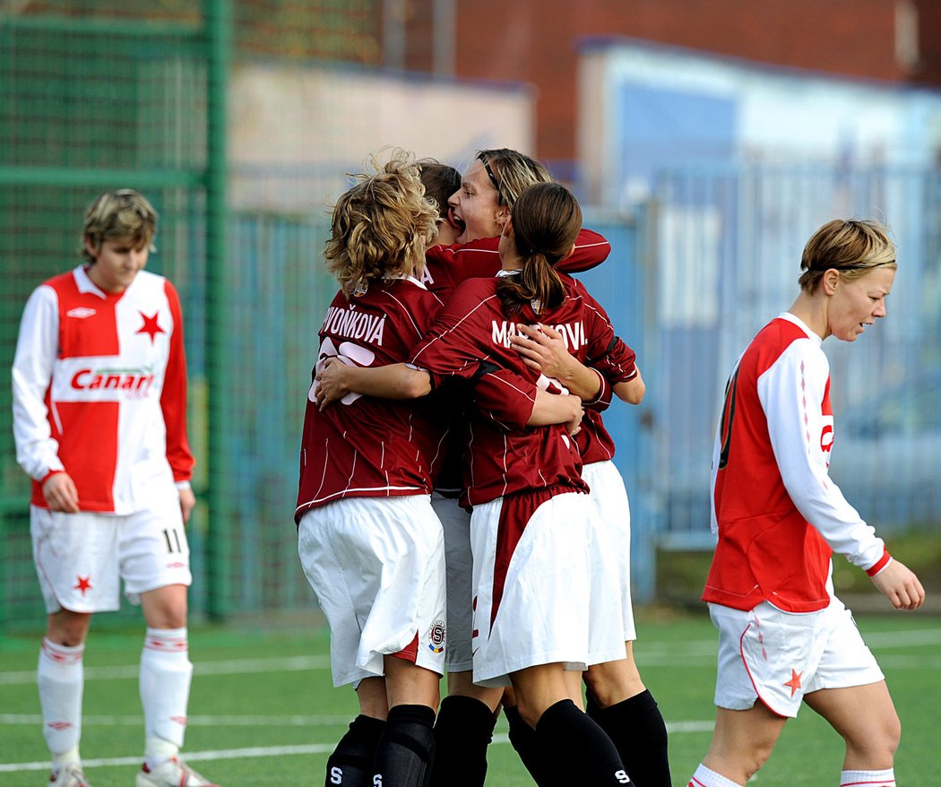 Sparťanky slaví gól Lucie Martínkové (uprostřed), Blanka Pěničková (vpravo) ze Slavie smutní