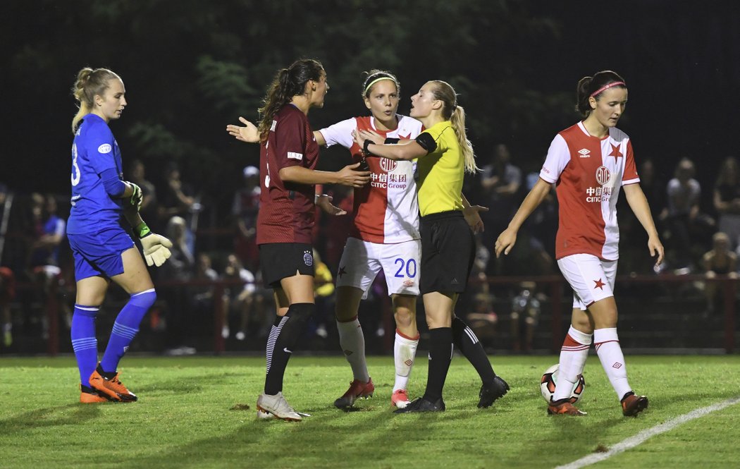 V derby nebyla o emoce nouze. Strkanici  Christiny Burkenroadové s Dianou Bartovičovou musela vyřešit rozhodčí