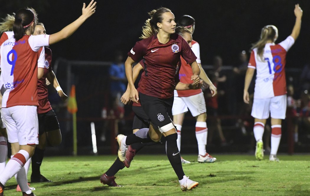 Lucie Martínková bezprostředně poté, co poslala sparťanky do vedení 3:2