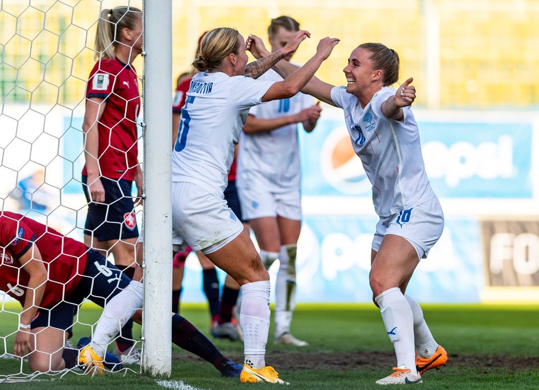 Islanďanky slaví gól proti Češkám