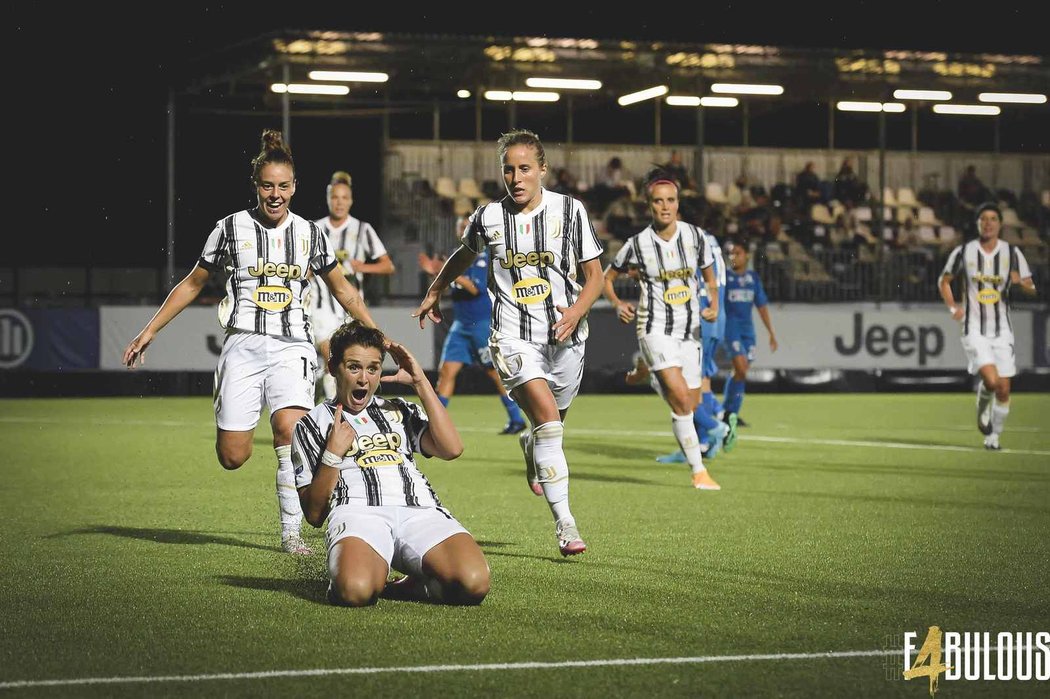 Fotbalistky Juventusu slaví gól v utkání s Neapolí (2:0), které rozhodlo o titulu