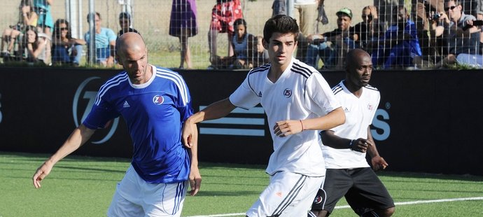 Legendární francouzský fotbalista Zinedine Zidane (vlevo) se synem Enzem 