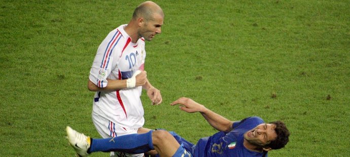 Neslavný konec legendy. Zinedine Zidane ve finále MS 2006 dal hlavičku Materazzimu a viděl červenou