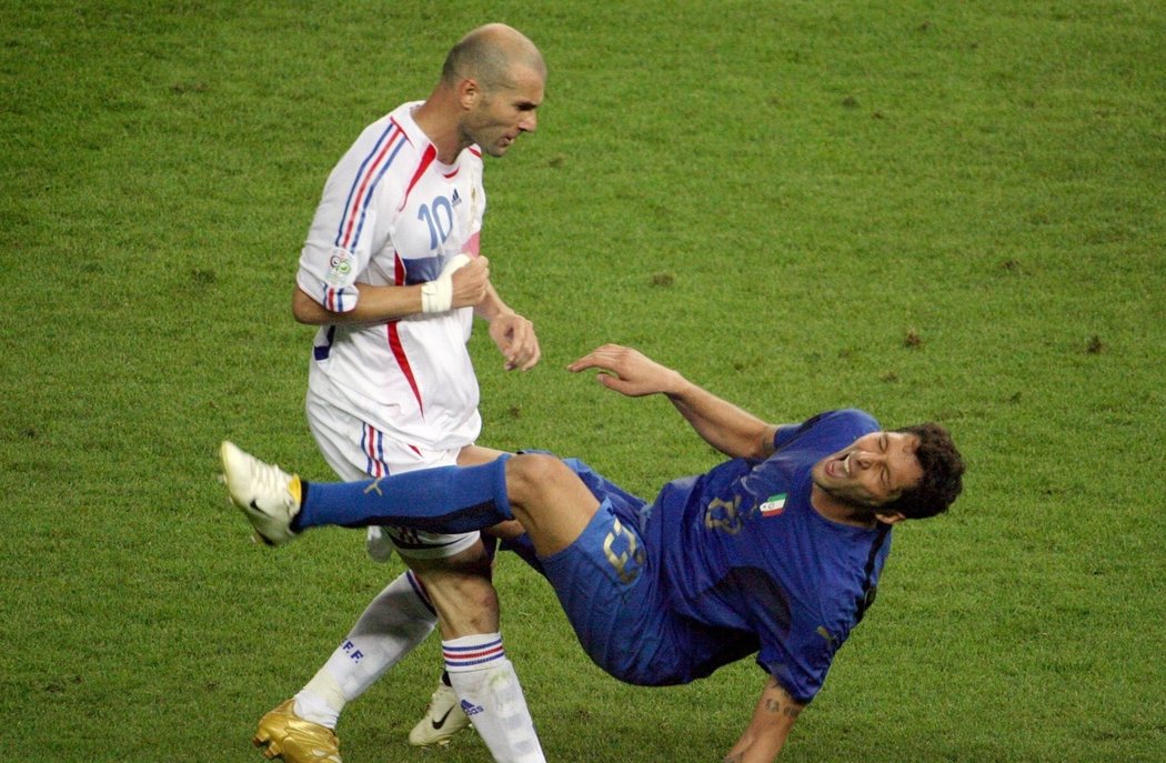Neslavný konec legendy. Zinedine Zidane ve finále MS 2006 dal hlavičku Materazzimu a viděl červenou